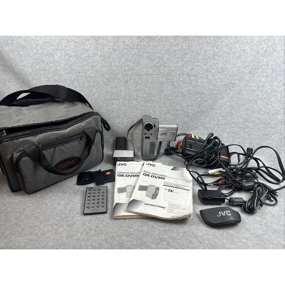 JVC Compact VHS Camcorder Kit Model GR-DVM5 with Batteries Bag ++ Tested Works